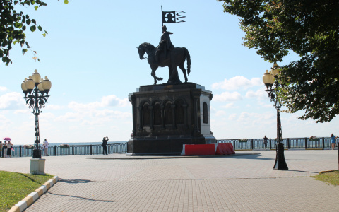 Вслед за князем Владимиром "посыпались" и остальные памятники