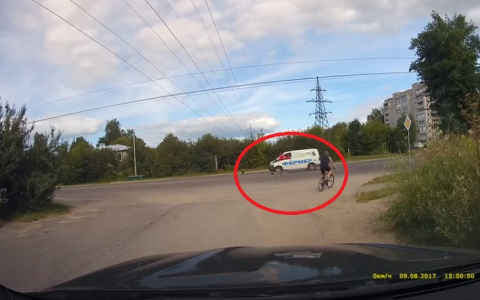 В сеть попало шокирующее видео, на котором автофургон сбивает велосипедиста в Муроме