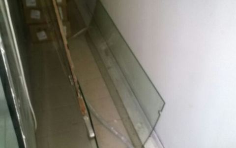 Юрист: "Девочка, которой на ногу упало стекло в "Ашане", может получить компенсацию"