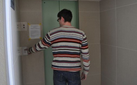 Новости России: в новостройке лифт с пассажирами рухнул в шахту