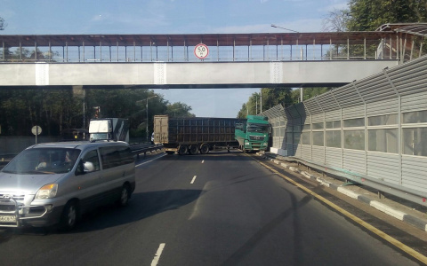 На трассе М-7 под Лакинском фура перегородила дорогу