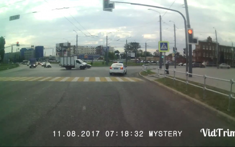 В сети появилось видео, как машина ГИБДД на красный проезжает перекресток у площади Фрунзе