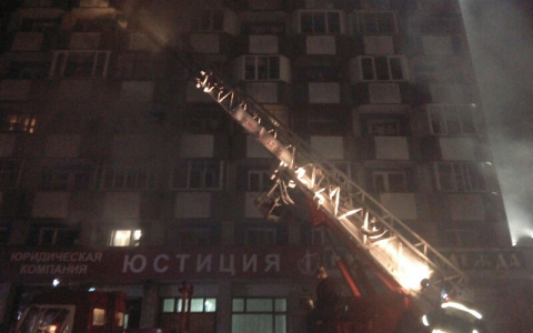 Во время пожара на Добросельской спасли мужчину, который не мог выбраться самостоятельно