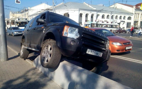 В центре Владимира иномарка "запрыгнула" на бетонное ограждение