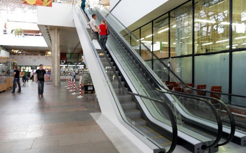 Новости России: В торговом центре руку 4-летней девочки затянуло в эскалатор