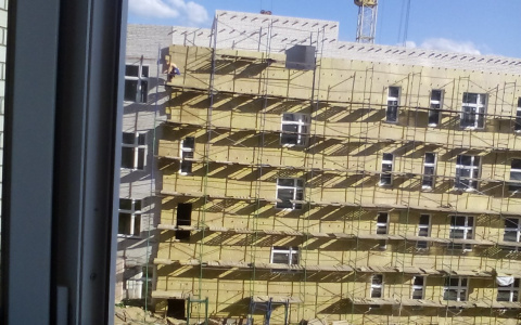 До недостроенной школы в 8-ЮЗ добрались юные экстремалы