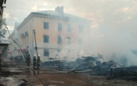 Ночной пожар в Коврове тушили почти 40 человек в течение 3 часов