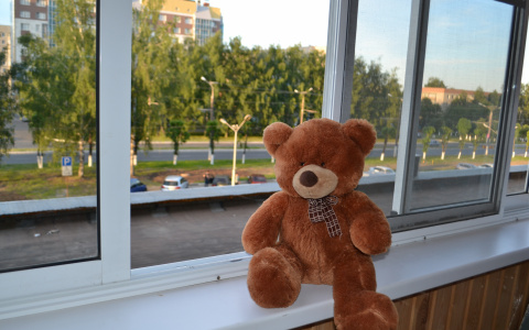 Новости России: годовалая девочка выпала из окна 4 этажа