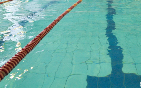 Ребенок утонул в бассейне сауны, когда его мать уединилась со своим другом