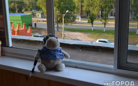 В Коврове из окна третьего этажа выпал 1,5-летний малыш