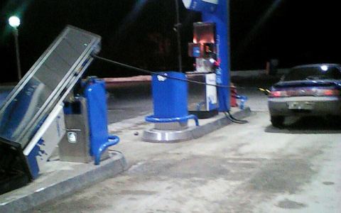 На заправке у Глобуса водитель пытался утащить за собой топливную колонку