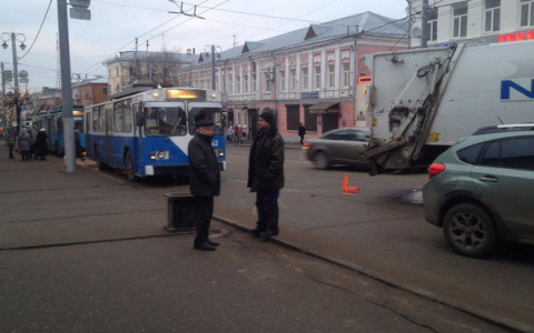 В центре Владимира троллейбус сбил 14-летнюю девочку