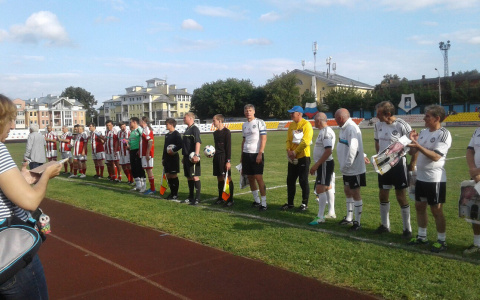 В День города известные певцы сыграли в футбол с владимирскими чиновниками