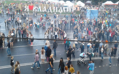 В День города владимирцы водили хоровод вокруг Золотых и выстраивались в надпись