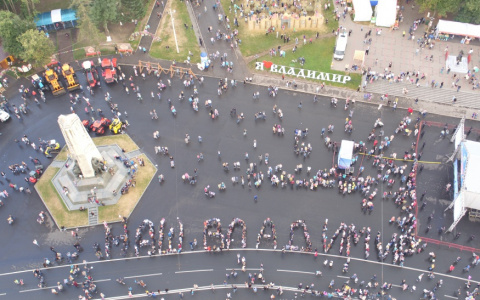 Флешмоб "Наш Владимир" собрал сотни человек в живую надпись