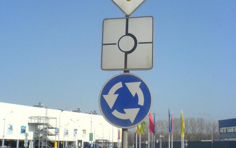 В МВД предлагают изменить правила проезда круговых перекрестков