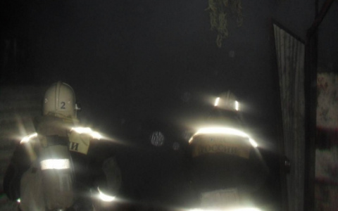 На улице Батурина 40 минут тушили пожар