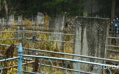 Работник кладбища устроил застолье в выкопанной им же могиле и умер