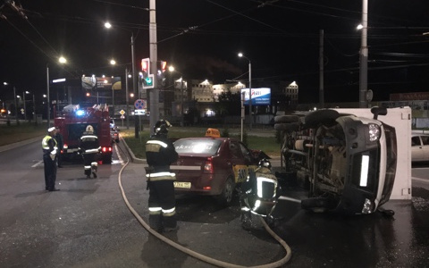 На площади Фрунзе произошла ужасная авария с участием такси (фото)