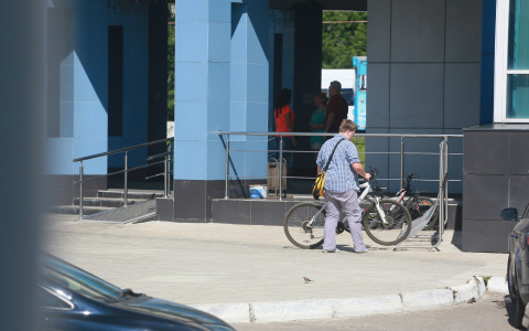 Агрессивный велосипедист расстрелял иномарку и ранил пассажира