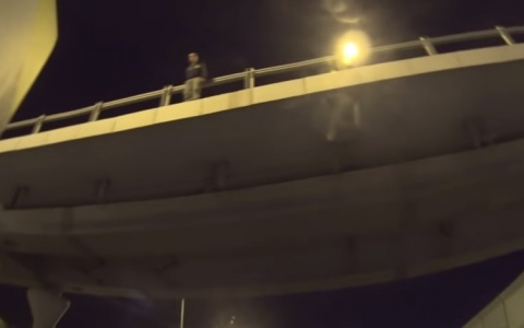 Эксклюзивное видео, на котором байкер останавливает движение и отговаривает парня из Владимира прыгать с моста