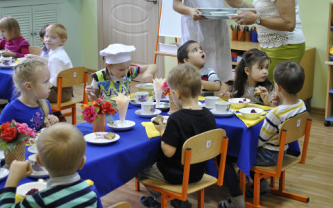 Маленькая девочка сломала ногу во время прогулки в детском саду