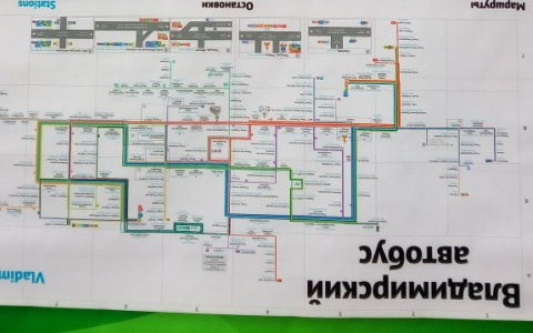 На остановке Радищева повесили расписание автобусов вверх тормашками