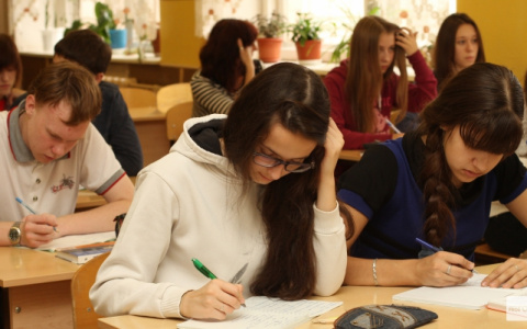 В одной из владимирских школ  ученики сидят по трое за партой?