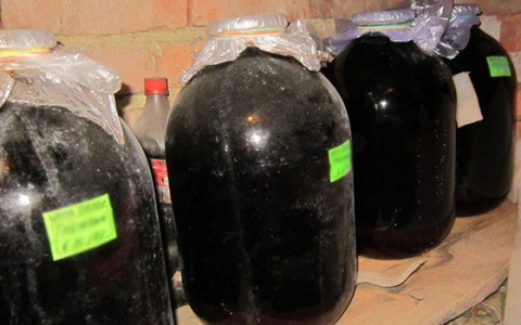 Двое жителей Лакинска прятали в трехлитровых банках "нечто"