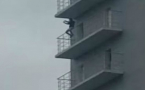 Девушка упала с 15-го этажа, делая селфи (видео)