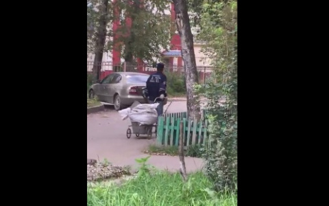 В сети набирает популярность видео «честного гаишника», который несет мусор