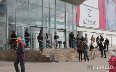 На "Мегаторге" мужчина наглым образом попытался украсть 4 рубашки из магазина "Остин"