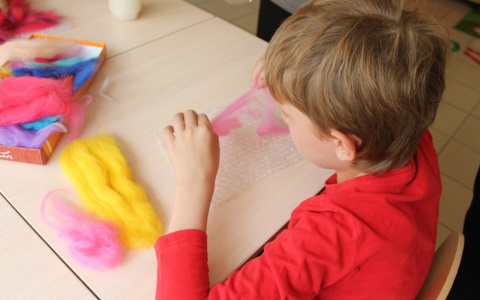 В Коврове воспитательница избила ребенка за отказ доедать обед