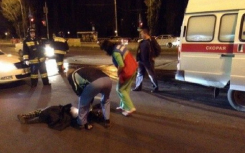 Ночью на Тракторной сбили молодую девушку