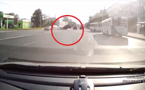 В сети появилось видео, на котором отчетливо виден момент смертельного ДТП у Химзавода