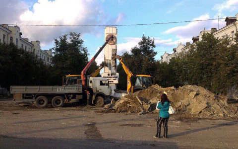У ВлГУ снесли легендарную стелу Тракторного завода