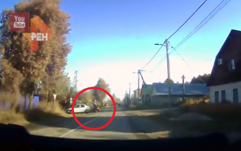 Момент фееричного "кульбита" мотоциклиста во время ДТП в Коврове попал на видео