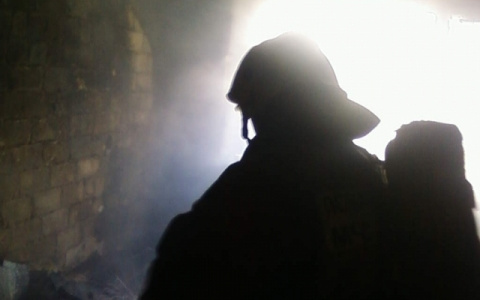 Во время пожара в Коврове людей пришлось спасать с помощью автовышки