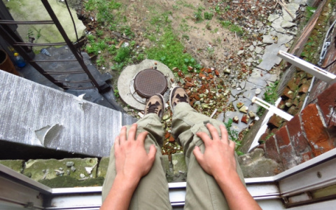 Новости России: пациент психбольницы выпрыгнул с 3 этажа и сбежал к жене