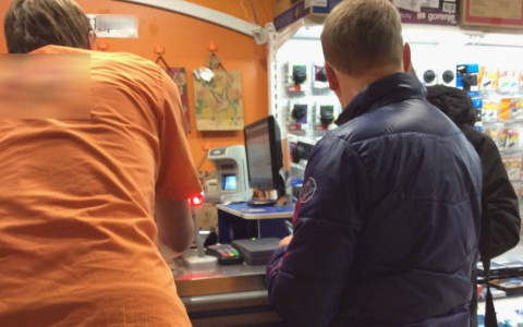 Из магазина бытовой электроники мужчина незаметно вынес большой ЖК-телевизор