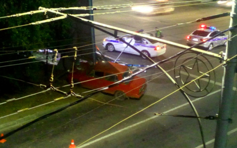 "Призрачный гонщик" протаранил рекламный щит на перекрестке Мира и Горького