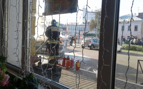 Горящий автомобиль возле "То-то" держит посетителей пиццерии "в заложниках"