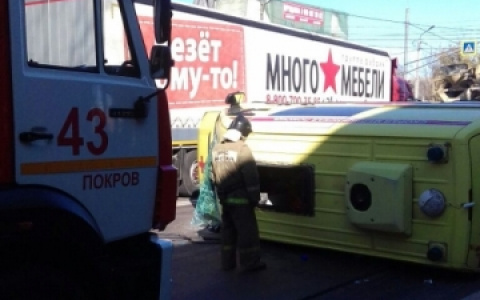 В Покрове на проезжей части перевернулась машина реанимации (фото)