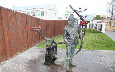 Владимирский пожарный заливает водой горожан