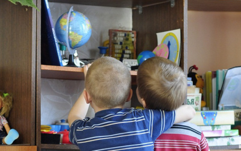 Во владимирском детском саду дыры в окнах заклеивают скотчем и делают вид, что так и надо