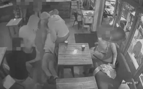 В кафе "Лунное сияние" ворвались неизвестные и напали на посетителя