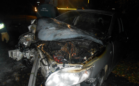 В погоне от ГАИ пьяный "шумахер" на скорости врезался в бетонный забор