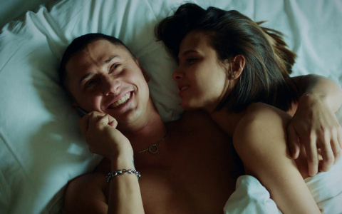 Психологи рассказали, в каких случаях стоит заняться сексом на первом свидании