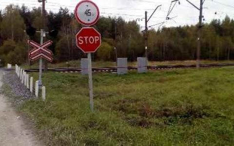 На ж/д переезде в Киржачском районе поезд снес легковушку
