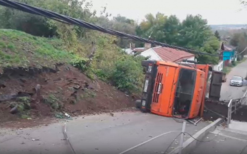 В центре Владимира опрокинулся "КАМАЗ"